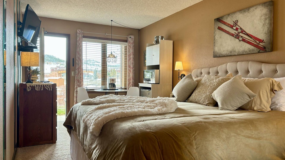 Granby Resort | Pool~HotTubs~Views~Resort K-Suite~Sleeps 2~Near RMNP & Winter Park!16