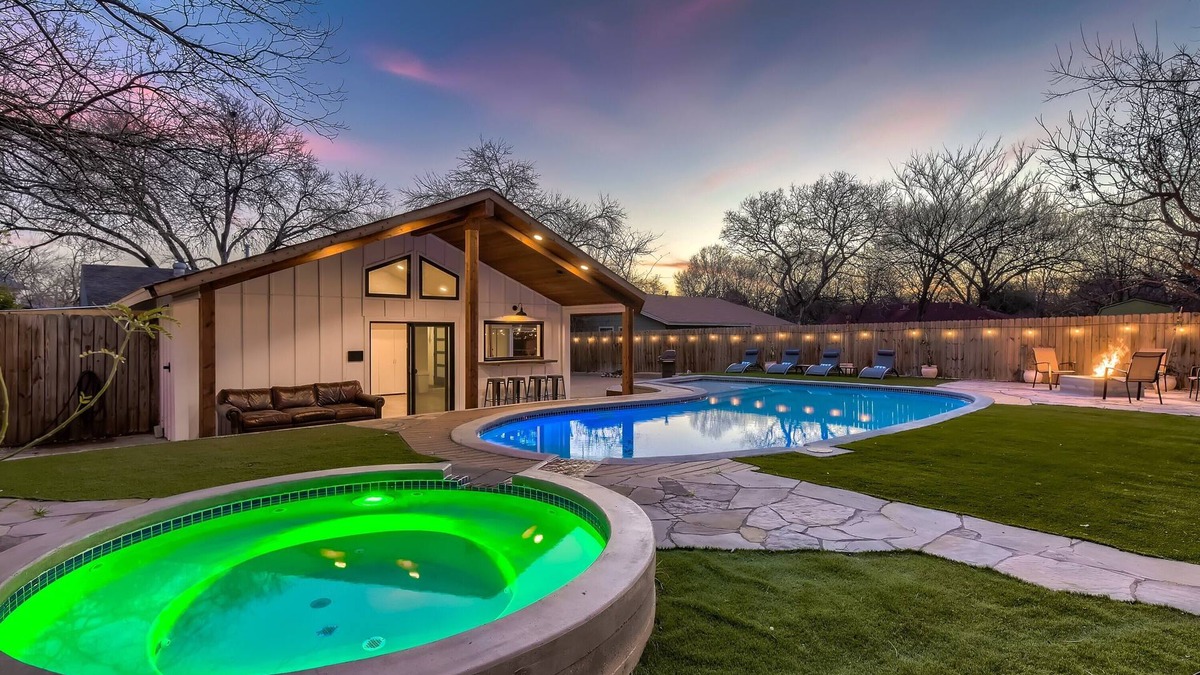 South Manchaca House | Pool House Fun & Relaxation: Spa & Game Room