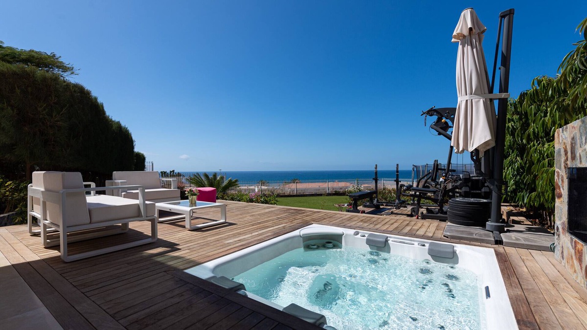 San Agustin House | Pool, jacuzzi, games and steps from the beach