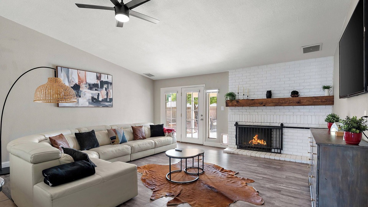 Ahwatukee Foothills House | Pool & Jacuzzi Home Near Ahwatukee Golf Club