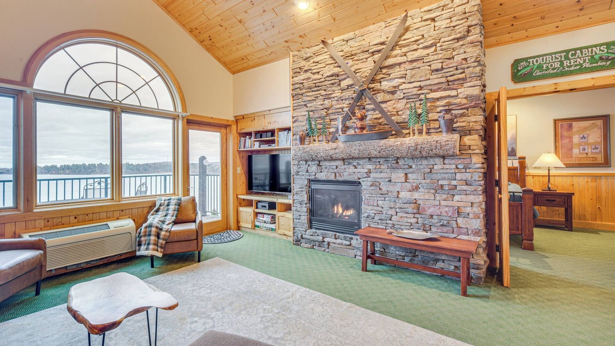 Two Harbors Condo | Pool & Lake Access: Northern Lakes Retreat!