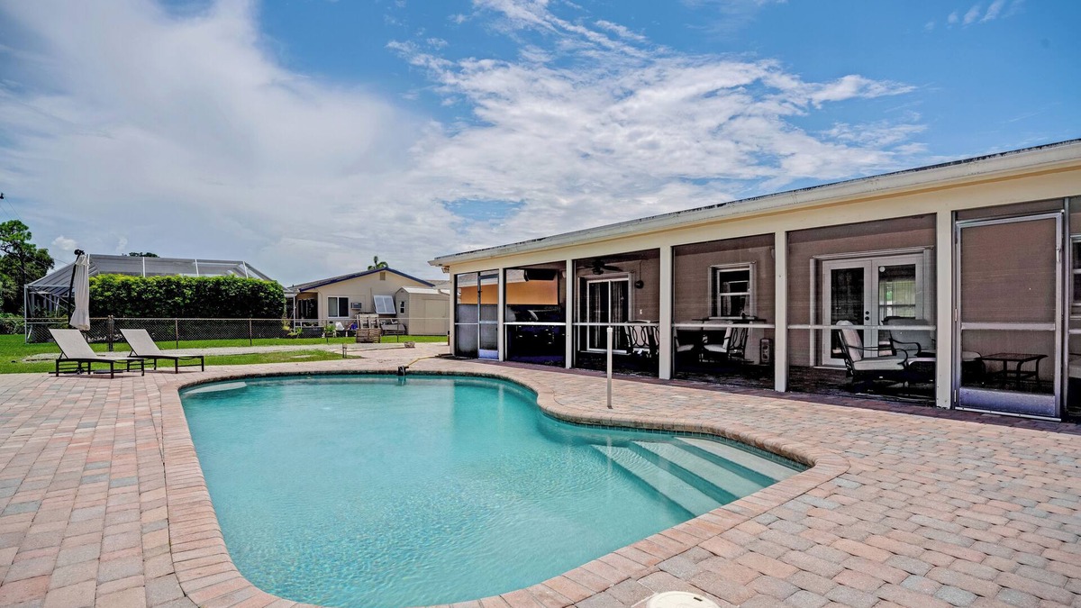 Lake Worth House | Pool Oasis on Golf Course! + Huge Backyard & Games