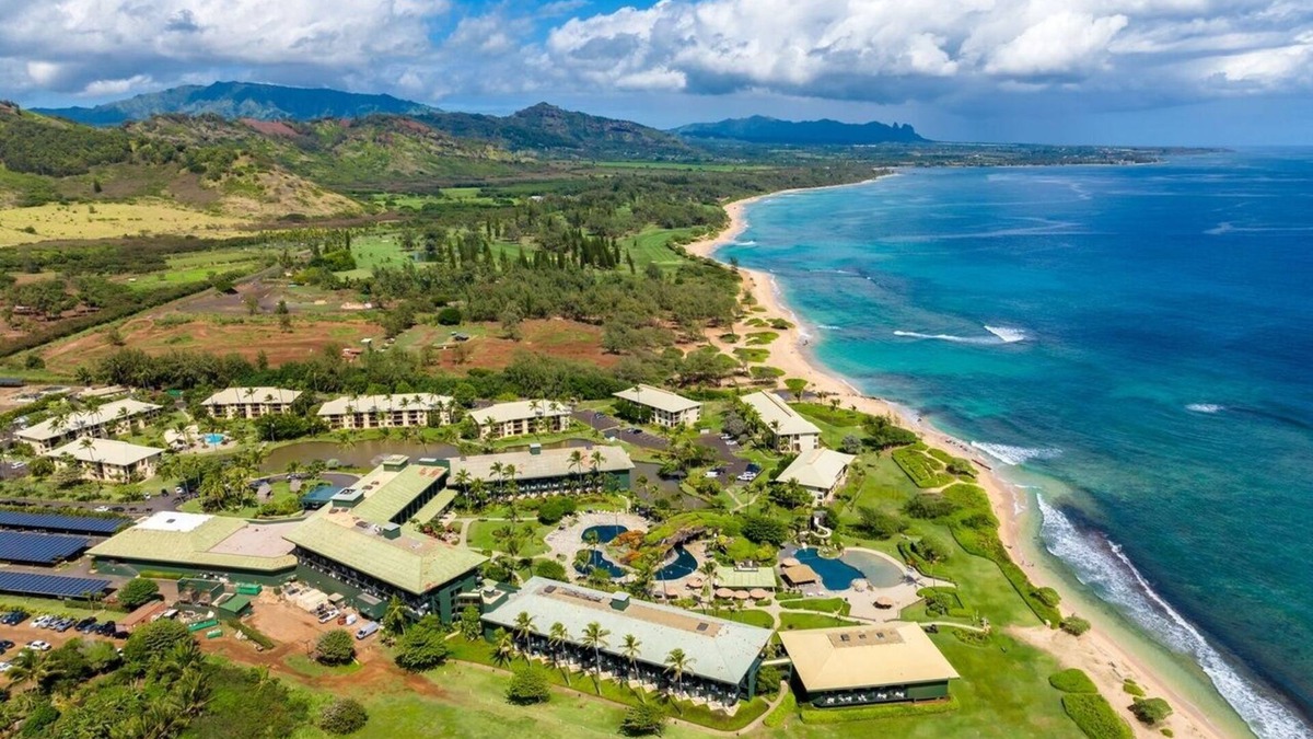 Hanamaulu Resort | Pool Ocean View. 4 Star Beachfront Resort. Lanai.AC.Restaurant.Pool. Gym.Spa.