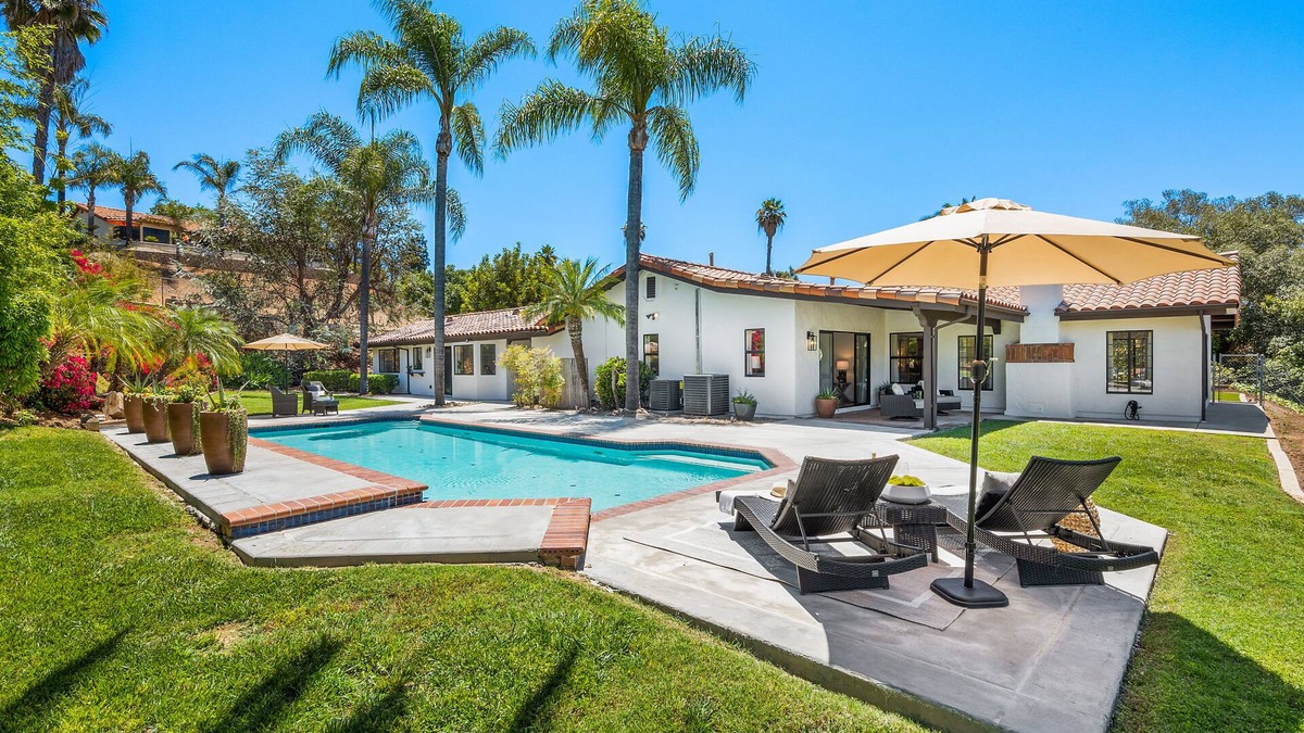 Vista Villa | Pool, pickleball, basketball, arcade game & ping pong- The Vista Hilltop Villa - New Listing