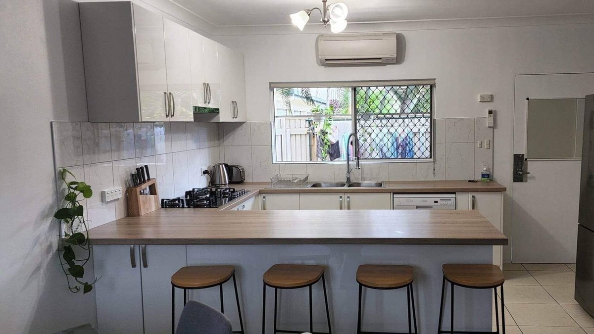 Earlville House | Pool-side House - Self Check-in & Free Parking