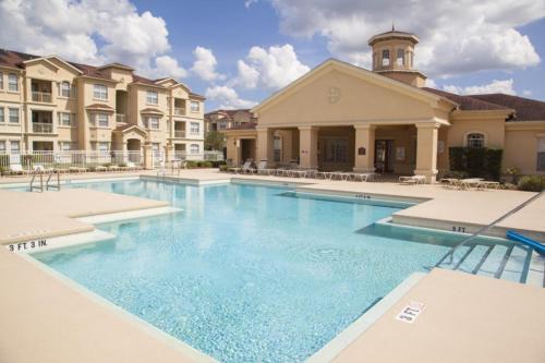 Loughman Apartment | Pool Side Tree House