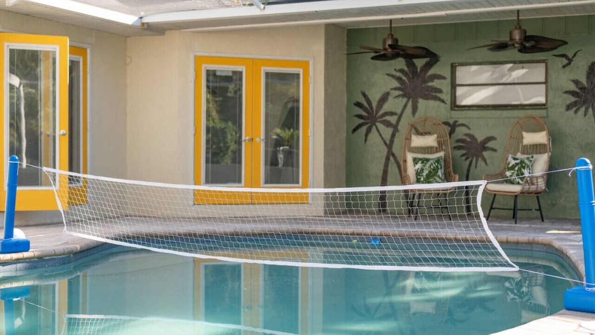 Auburndale House | Pool + Sleeps 8 + 30mi Legoland