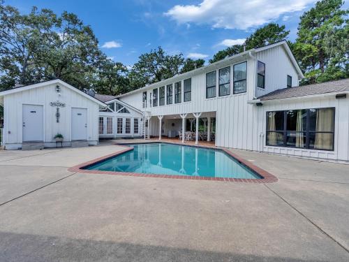 Magnolia House | Pool, Spa&Lake 16 beds 8 bathrooms 50 car parking VENUE Magnolia Texas