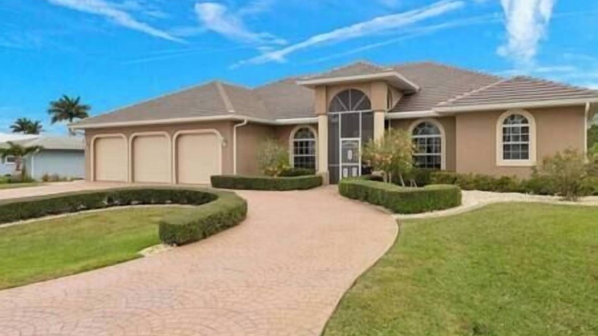 Pelican House | Pool & Spa with Waterfront Views, Kayaks, Fishing!