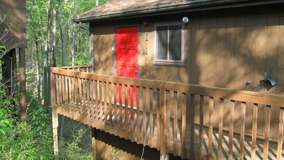 Jamestown Condo | Pool still OPEN! “Treehouse" 2-Bedroom Condo inside Lake Cumberland State Park