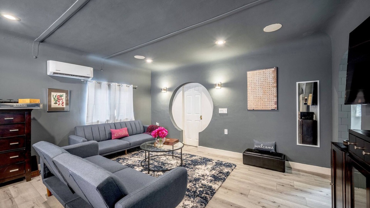 Sherman Oaks House | Pool!Swimsuit optional - Sleep 10 .