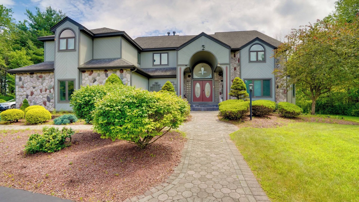 Niskayuna House | Pool Table + Deck: Luxury Mansion in Niskayuna!