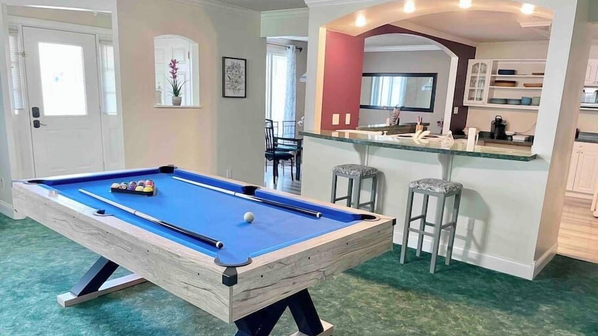 Acton House | *POOL TABLE* Huge, Quiet Home, Great Location!