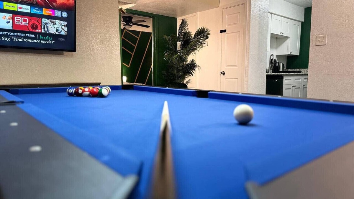 Greater Heights Apartment | Pool Table | Luxury 1Bed Apt in Downtown & Heights