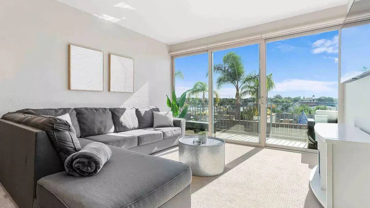 National City Apartment | Pool View Modern 3 Bdrm Apt