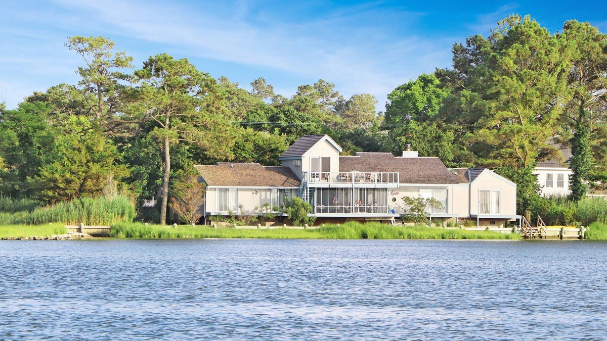 Chincoteague House | Poole's Cove - Waterfront; Main Street!