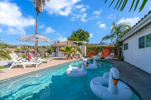 Allied Gardens House | Poolfire Pitking Bed Sunroom & Mountain Views!