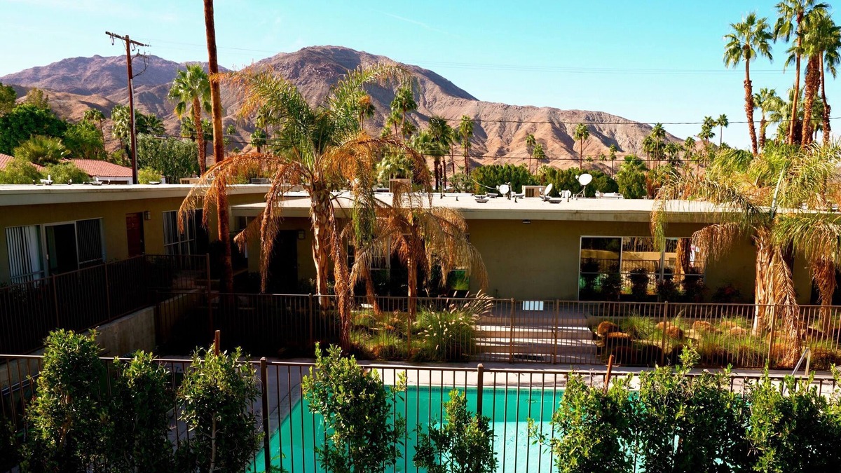 Palm Desert Condo | POOLSIDE, ABOVE THE PASEO, PALM DESERT /MONTH OR LONGER RENTALS