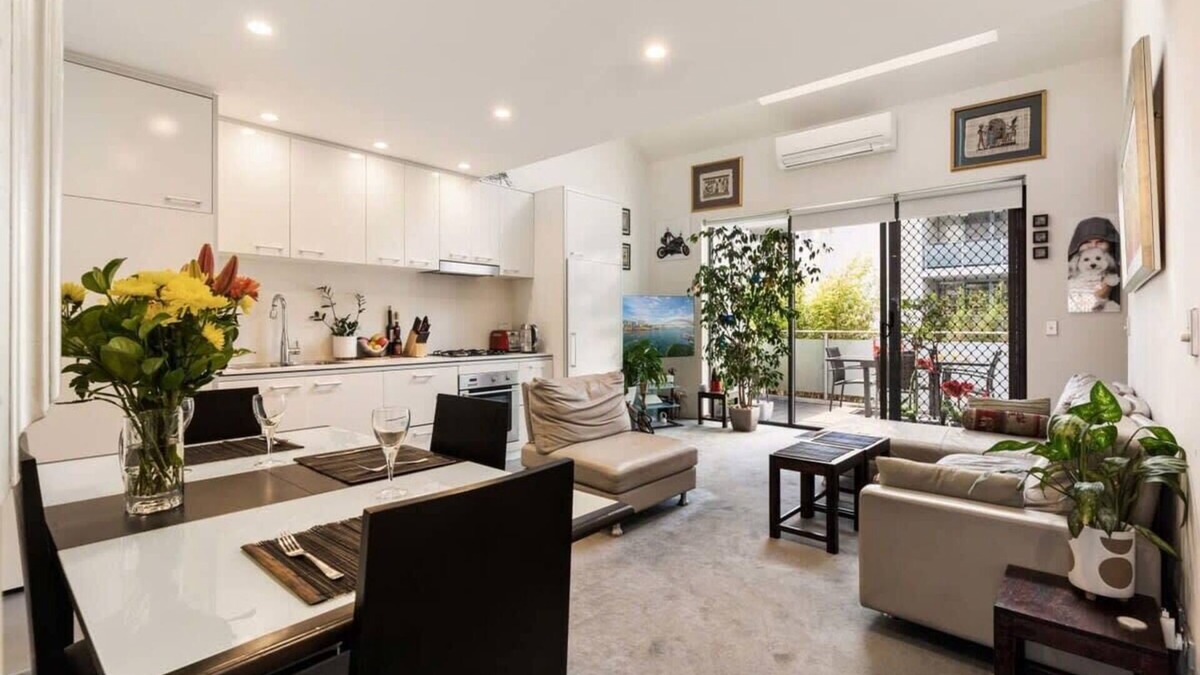 Redfern Apartment | Poolside Apartment Opposite Redfern Park