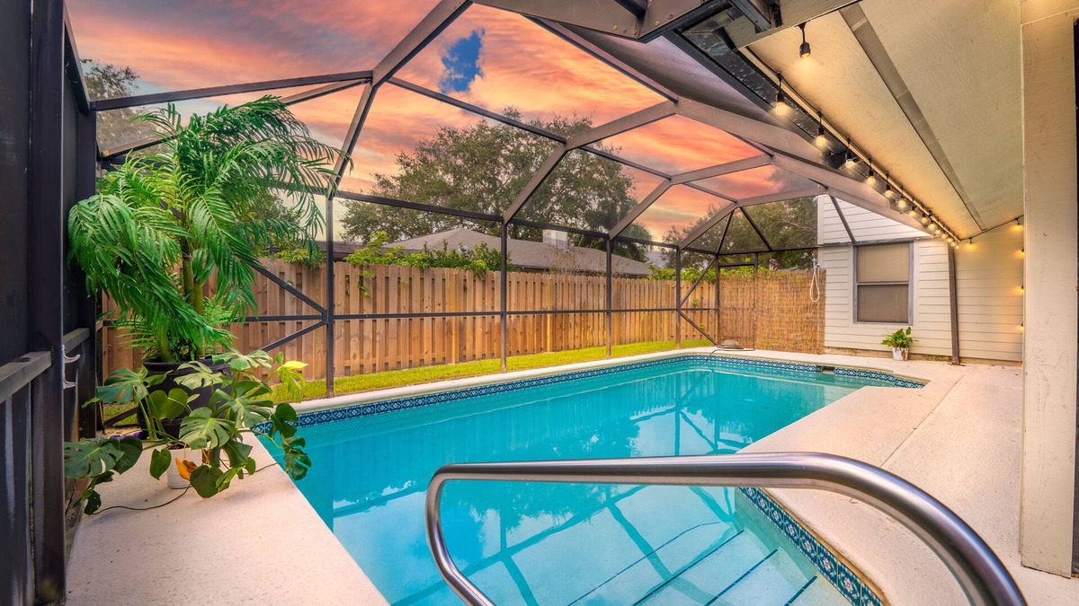 Lakewood Park House | Poolside Golf Paradise: 2 King Bdrms: Beaches 15 Min: Game room: Tee, Sun & Fun