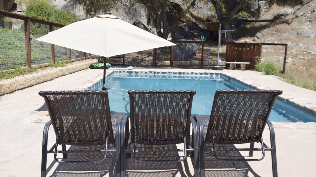 Yosemite Lakes Apartment | Poolside Granite Resort on the Way to Yosemite