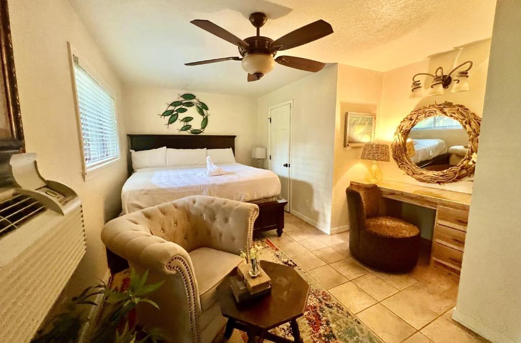 Mount Ida Hotel | Poolside King Cabana with full kitchen, king bed, sleeper sofa and pool access, Hotel Room
