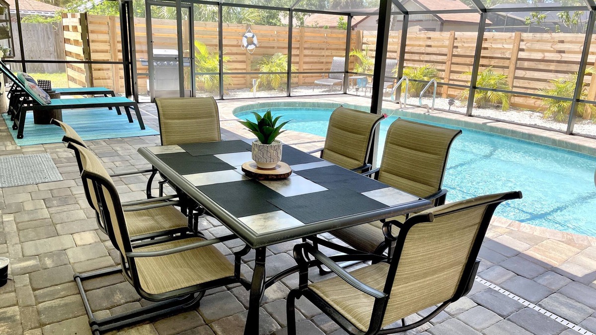 South Venice House | Poolside Retreat- free pool heat-7 min to beach-2 King beds