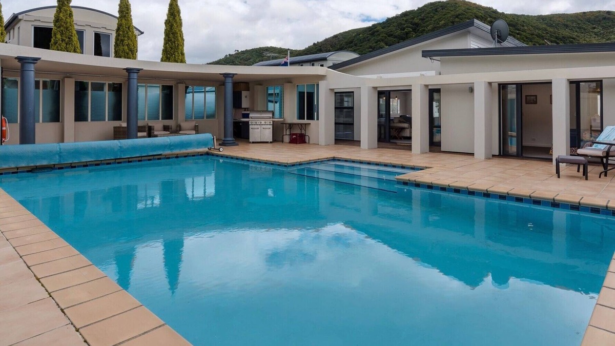 Waikawa Bay House | Poolside Retreat - Picton Holiday House (Waikawa)