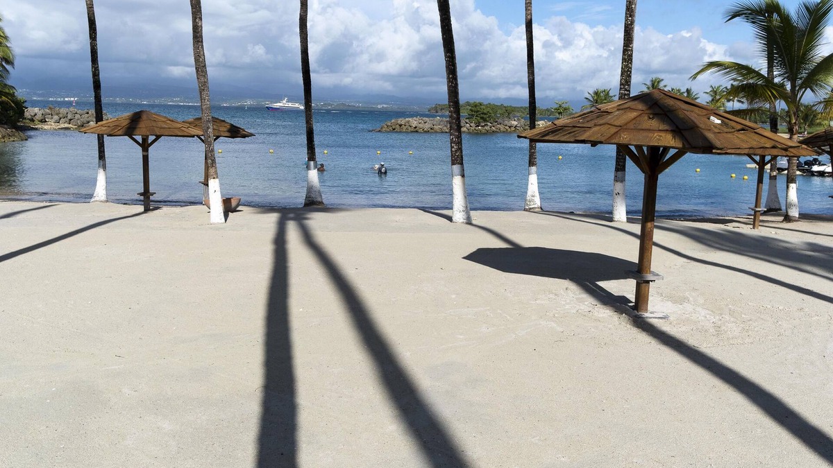 Bas du Fort Apartment | Pop's Plage Apartment, direct access to the beach