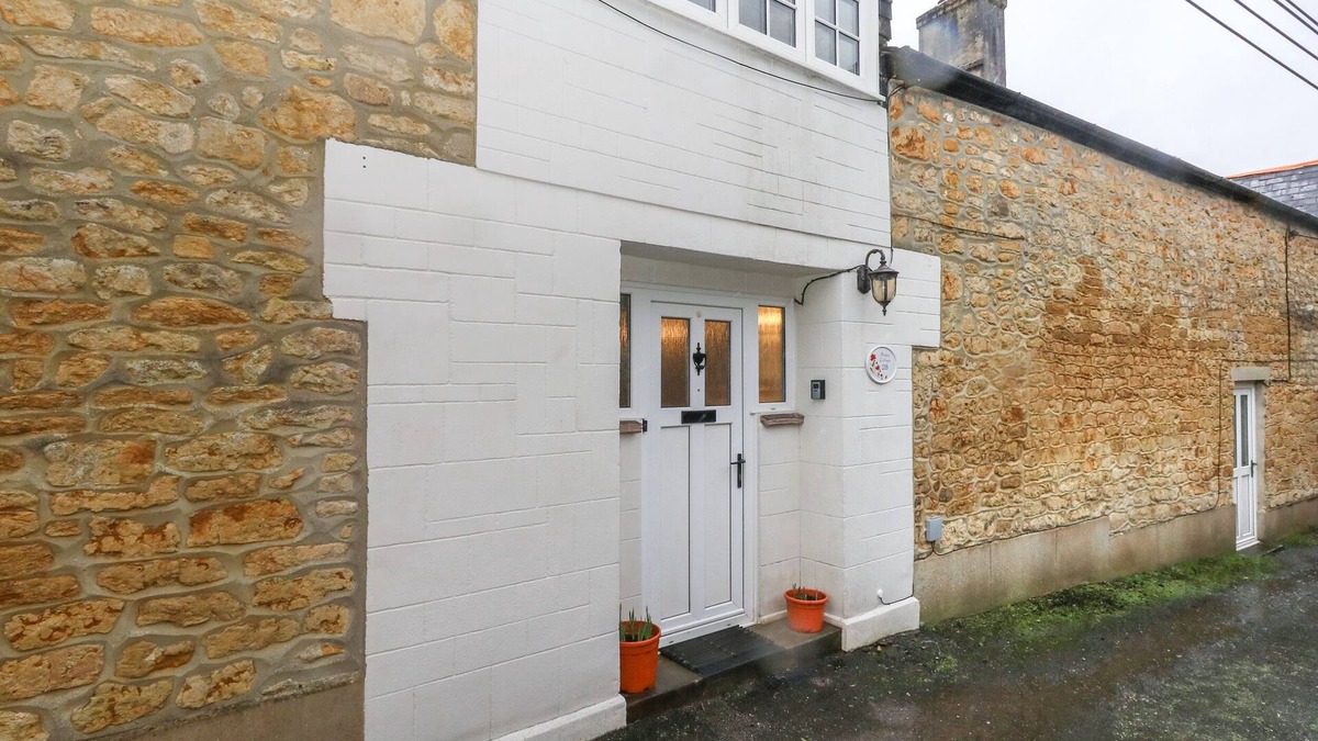 Beaminster Cottage | POPPY COTTAGE, pet friendly, with a garden in Beaminster