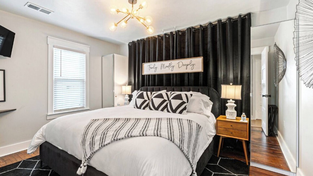 Brazos House | Poppy & Rye Cottage; one block from Magnolia, walkable to everything!