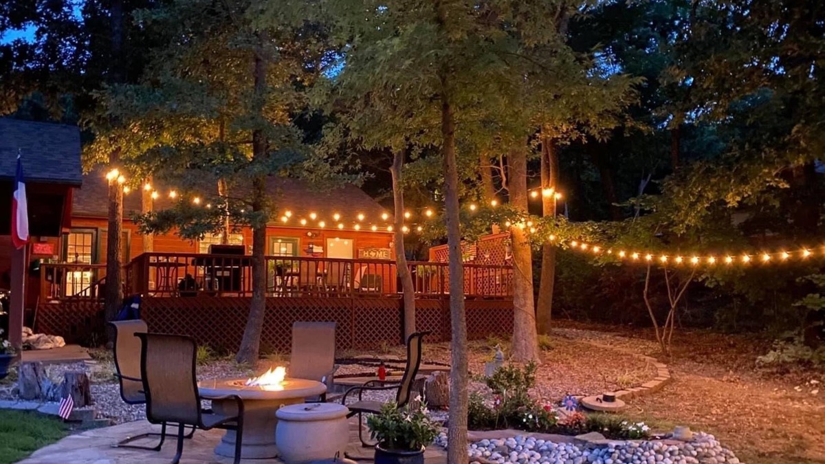 Pottsboro House | POPULAR Cozy Lake Texoma Cabin with Hot Tub - 1/2 Mile to Lake, Pet Friendly