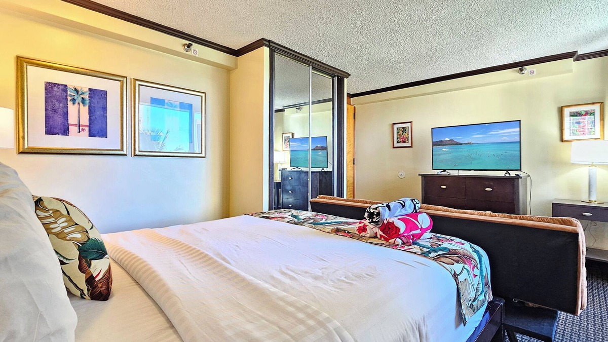 Honolulu Apartment | Popular self-contained Apartment in Waikiki Sleeps 2-3 guests.