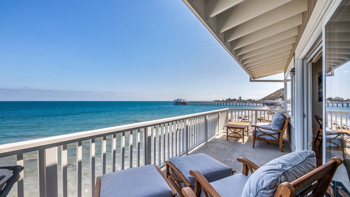 Eastern Malibu Apartment | Porpoise - Beachfront Penthouse on Dry Sandy Carbon Beach
