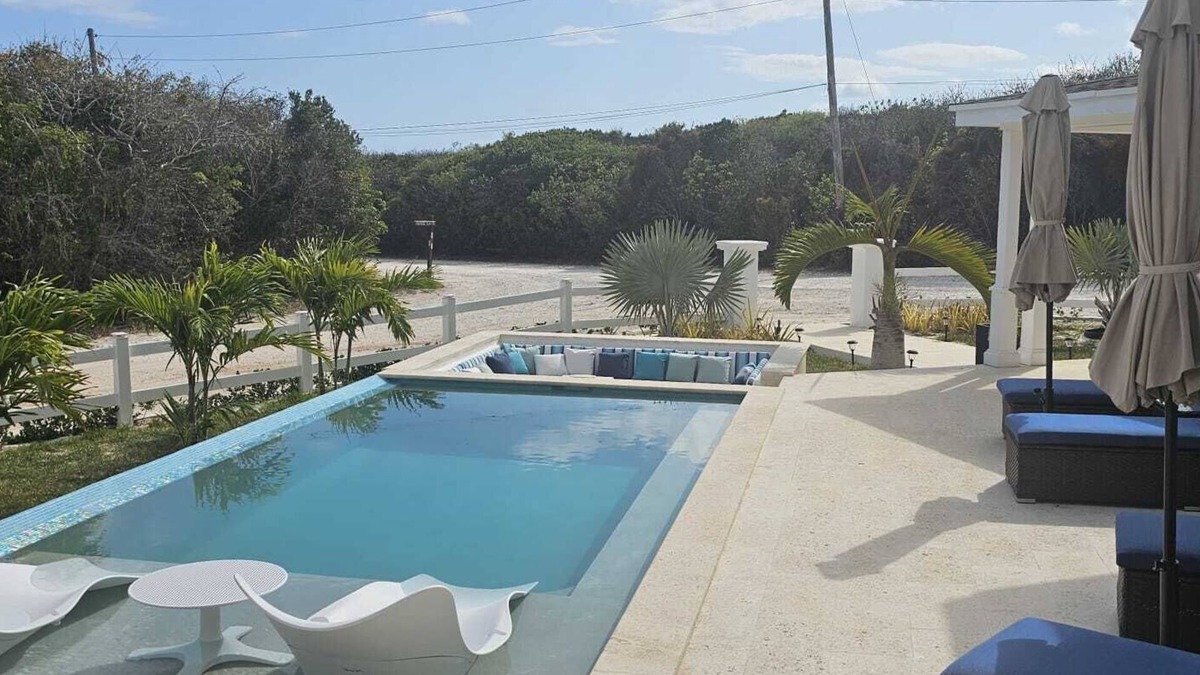 Rainbow Bay House | Porpoise Paradise Luxury Villa, 8 minutes walk to beach.