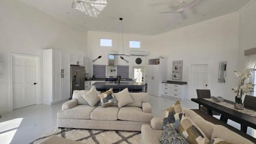 Rainbow Bay Villa | Porpoise Paradise Luxury Villa