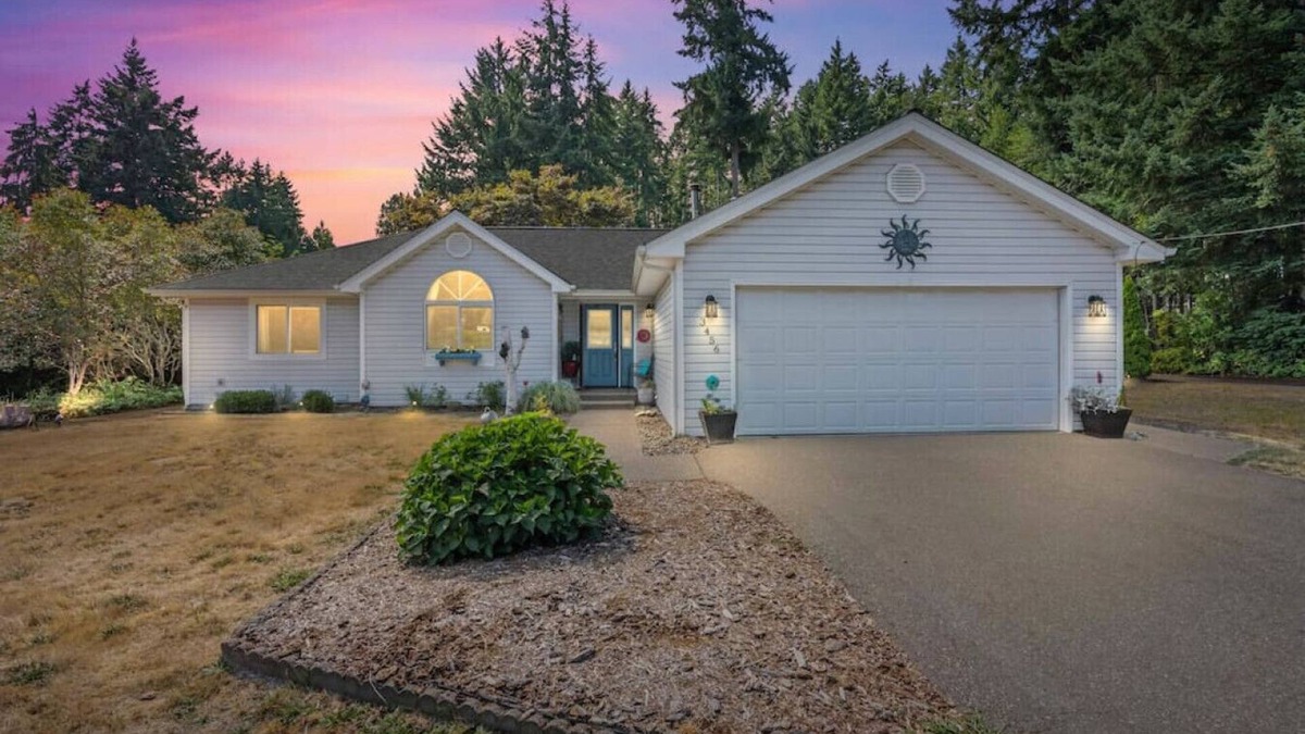 East Port Orchard House | Port Orchard Oasis Retreat w/Hot Tub & Game Room!
