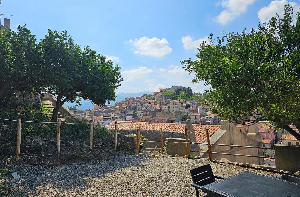 Monforte San Giorgio House | Portaterra - Spaziosa Casa con Bella Vista e Giardino