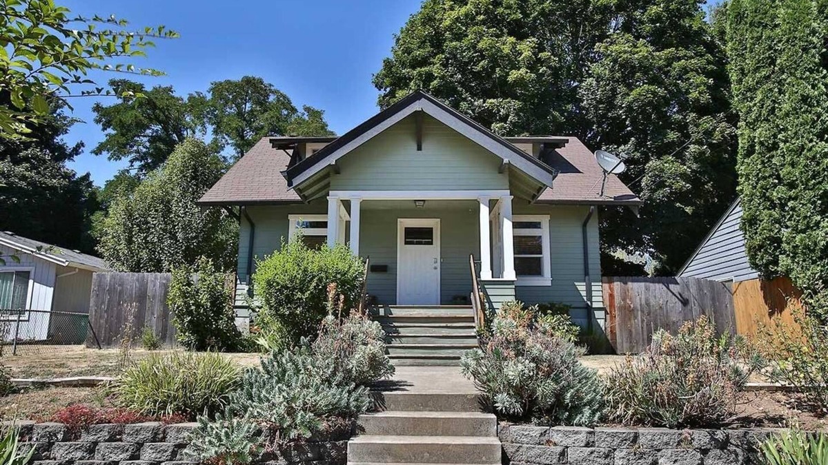 Montavilla House | Portland Bungalow Near Shops, restaurants and airport!