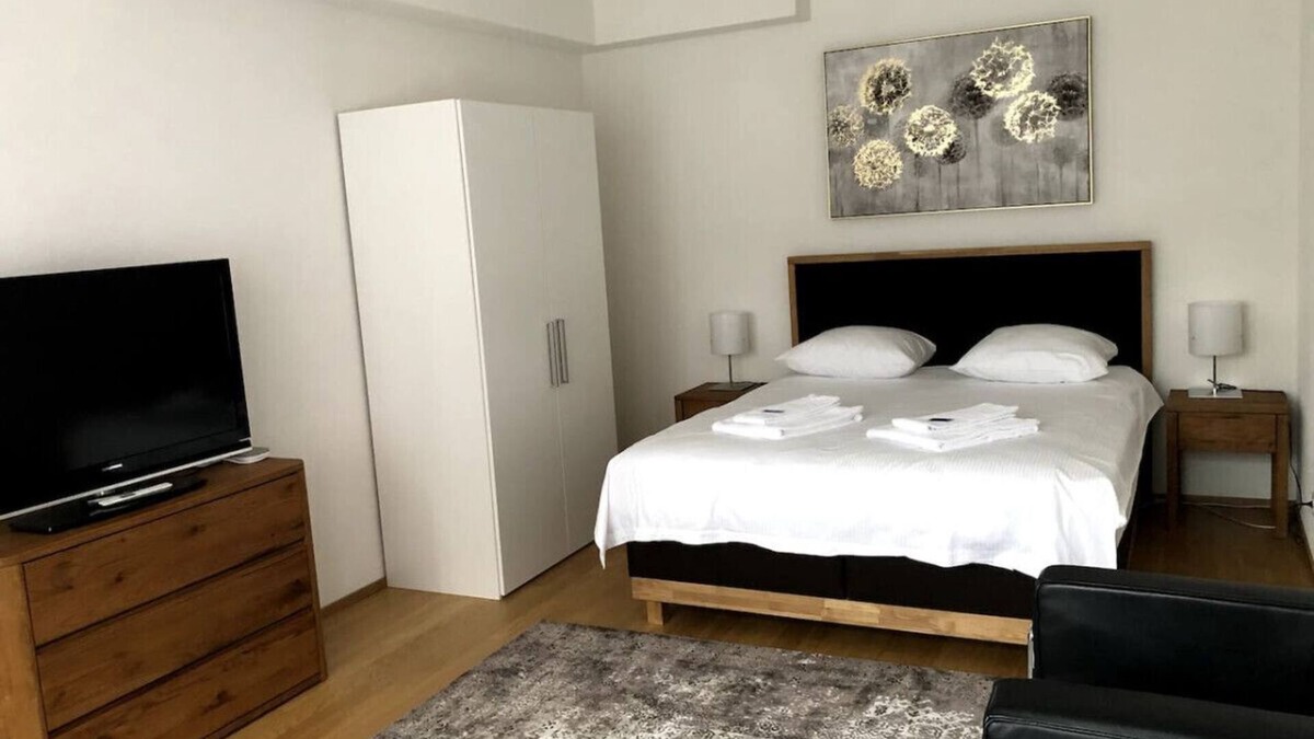 Sihlfeld Apartment | Posh 1 BR flat - city center and balcony (West3)