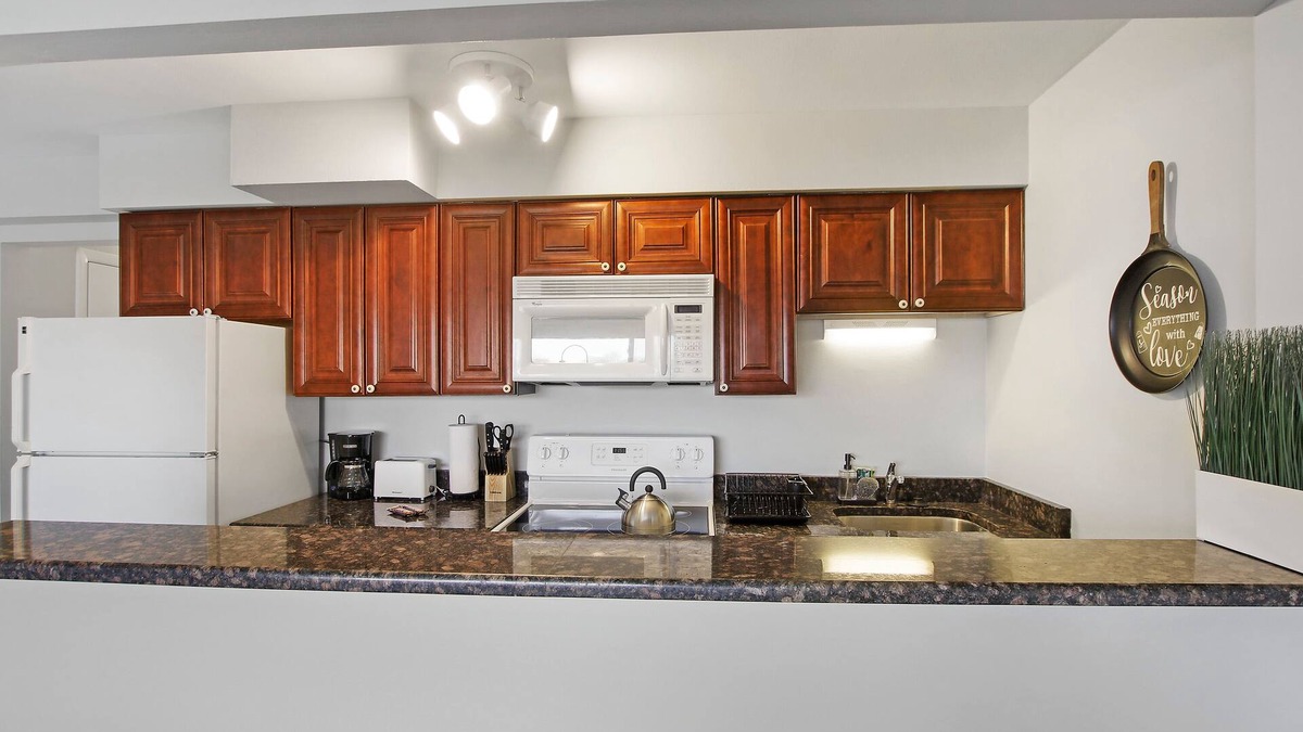 Arlington Heights Condo | Posh 1BR Apartment in Arlington Heights
