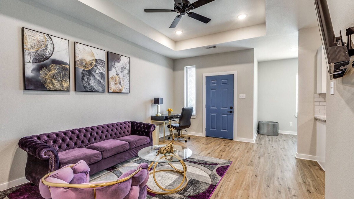 Barker House | Posh living in gated new area!