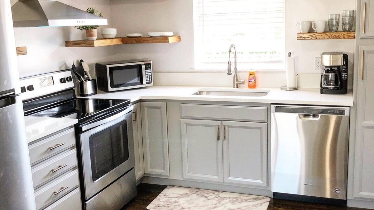 Fifth Ward Apartment | Posh Newport Retreat Free Parking Walk to Downtown and Mansions