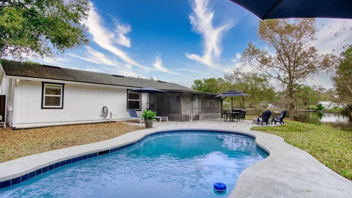 Southside House | Posh Pool and Pond Landing