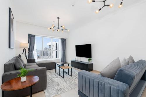 Umm Suqeim 3 Apartment | PoshBeds - Blue light over Marina