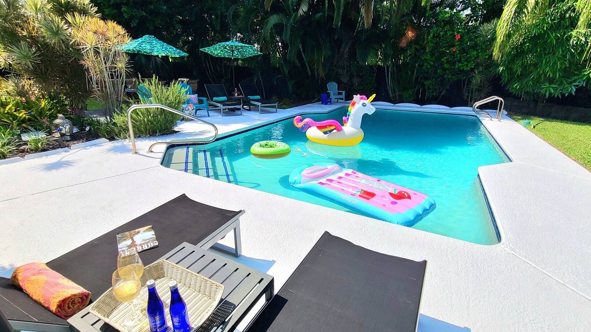 Palm Beach Gardens House | POSHPADZ Hot Tub, Tropical Pool, Pool Floats, 3 Bedrooms, BBQ, Minutes to Beach