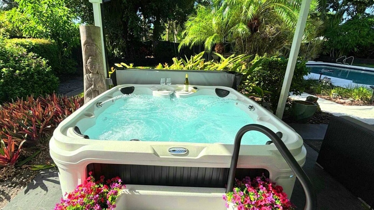 Palm Beach Gardens House | POSHPADZ Hot Tub, HUGE Private Tropical Pool, Sleeps 6, BBQ Minutes to Beach