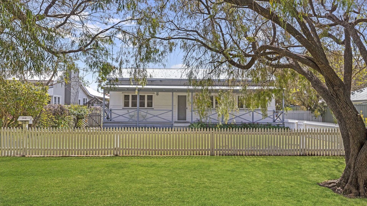 Busselton House | Possum Cottage on Adelaide St, 3 bedroom 2 bathroom walk to beach jetty and town