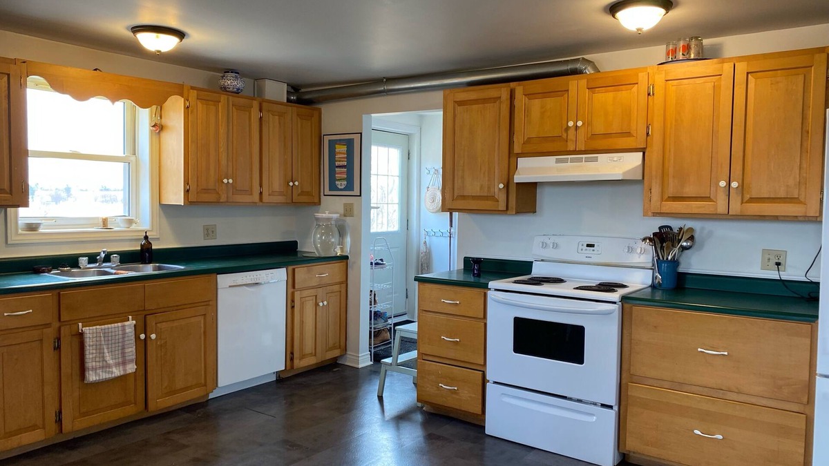 Malpeque House | Potter's home in picturesque Malpeque PE, surrounded by fields, 5 min from beach