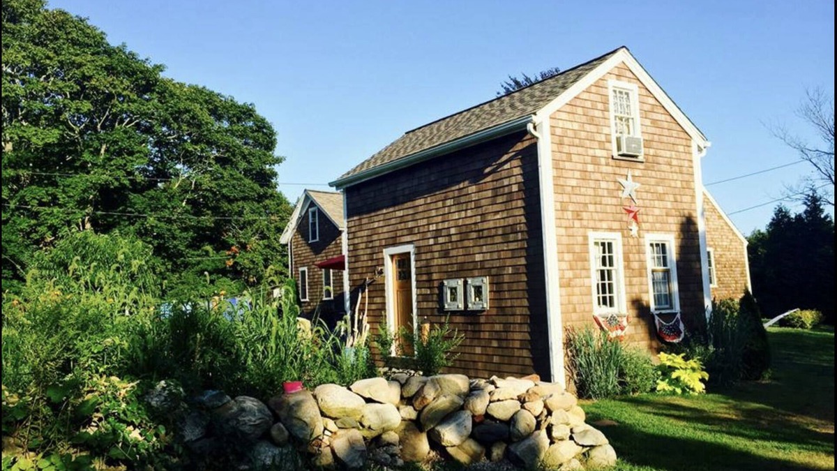 Snug Harbor House | Potters Pond Cottage, walk to East Matunuck, Oyster bar, close to URI